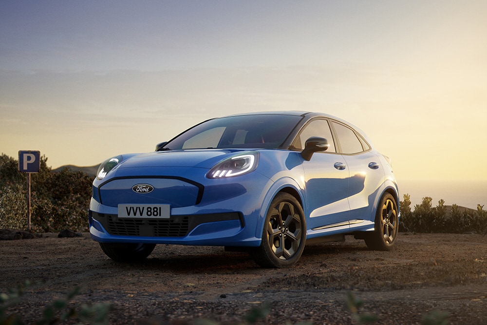Blauwe Ford Puma Gen-E geparkeerd bij zonsopgang.