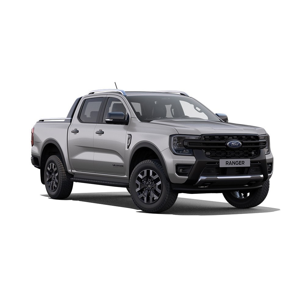 Driekwart vooraanzicht van een zilveren Ford Ranger PHEV Wildtrak op een witte achtergrond.
