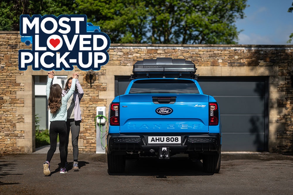 Ford Ranger MS-RT met een bagagebox staat op een oprit naast een moderne stenen woning.
