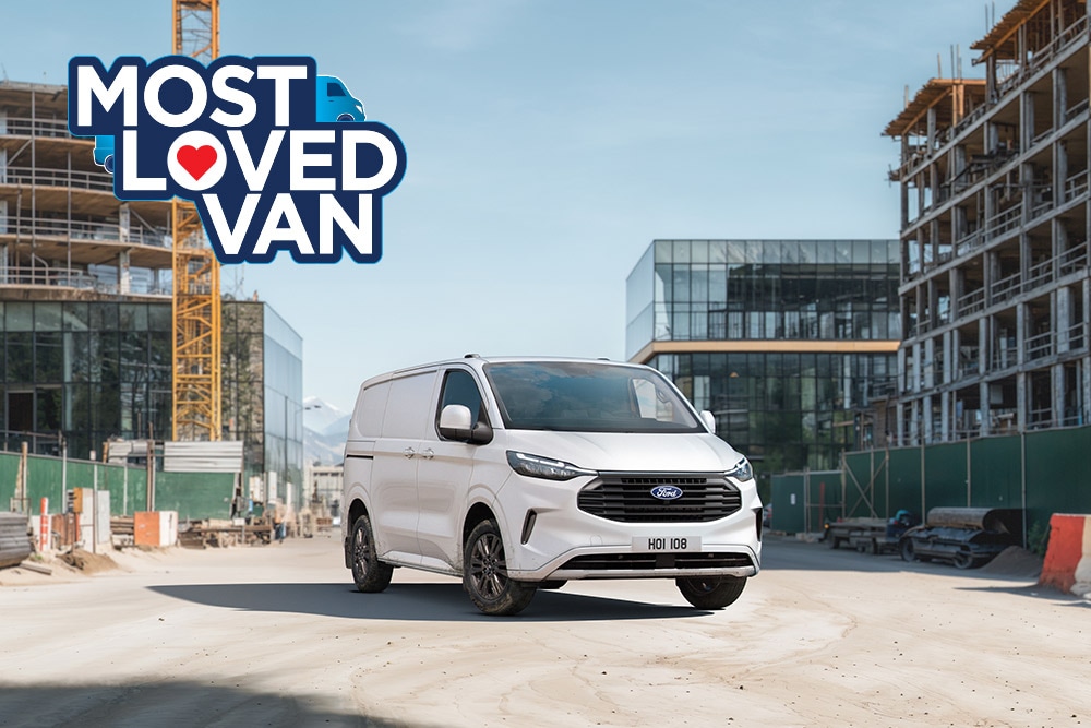 Ford Transit Custom geparkeerd op een onverharde weg van een bouwplaats  