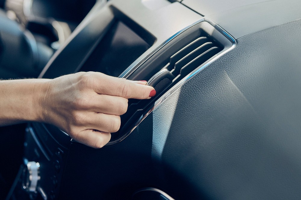 Man handing keys to Ford veichle to service engineer