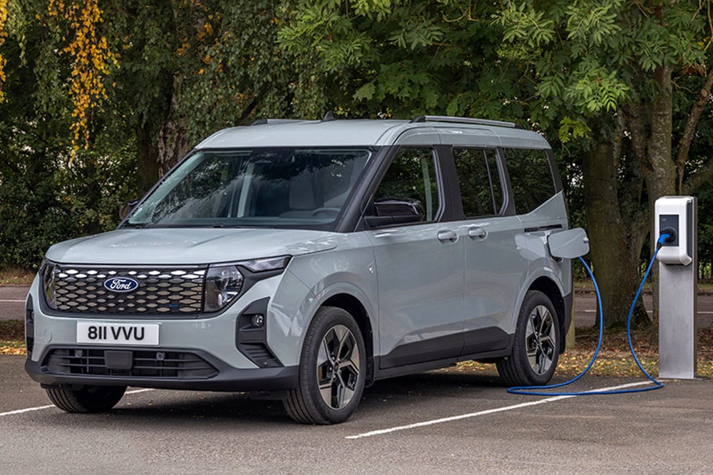 Grijze Ford E-Tourneo Courier aan laadpaal