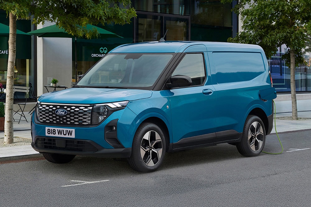Blauwe Ford E-Transit Courier