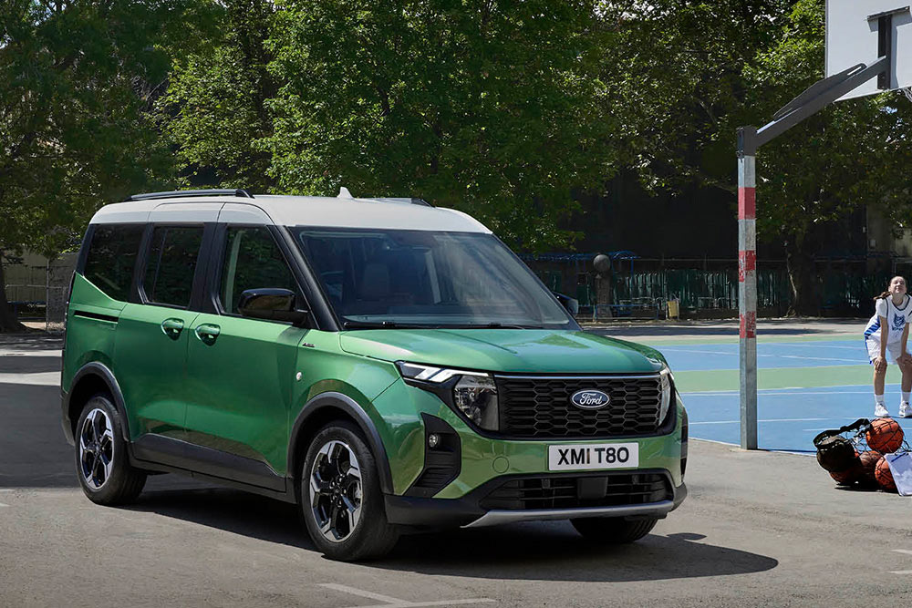Groene Ford Tourneo Courier aan een basketball terrein