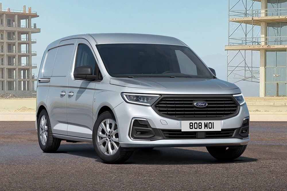 Grijze Ford Transit Connect aan een bouwwerf