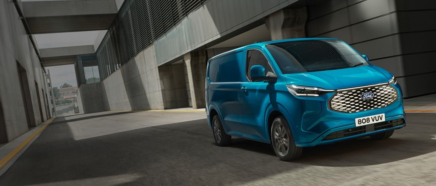 Vooraanzicht van een blauwe Ford E-Transit Custom