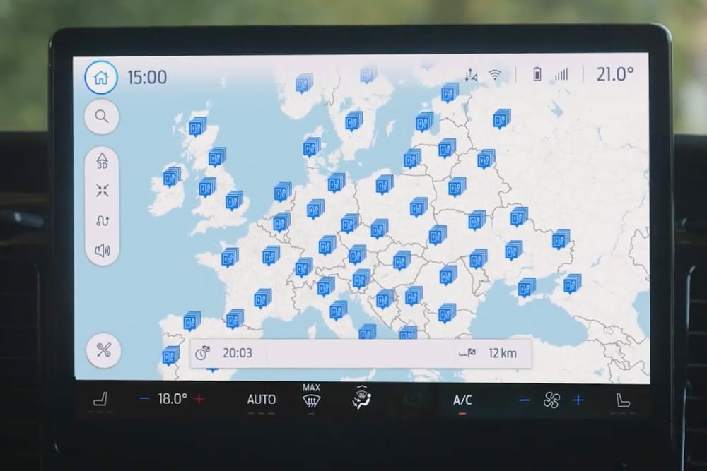 Het digitale scherm van een Ford toont een kaart met BlueOval-laadstations voor elektrische voertuigen in heel Europa.