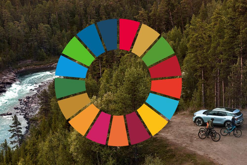 Een Ford Explorer geparkeerd op een prachtige plek in de natuur, met daaroverheen het logo van de Duurzame Ontwikkelingsdoelen van de Verenigde Naties.