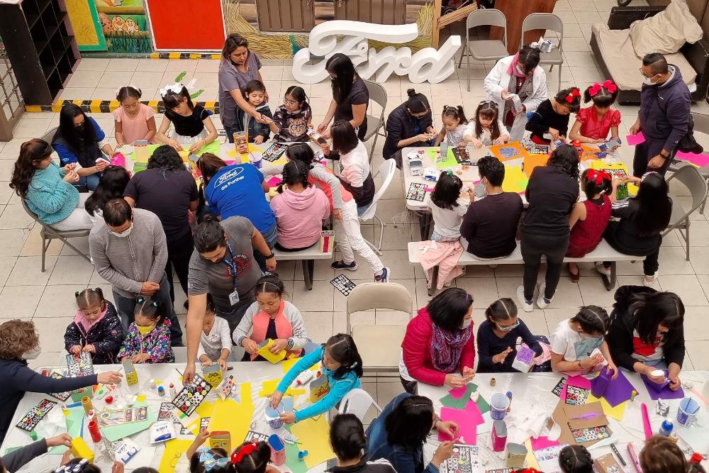 Kinderen vermaken zich met knutselactiviteiten tijdens een maatschappelijk evenement van Ford Philanthropy.