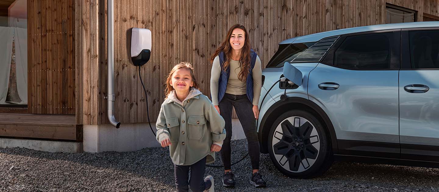 Een gezin amuseert zich terwijl ze hun elektrische Ford Explorer thuis opladen.