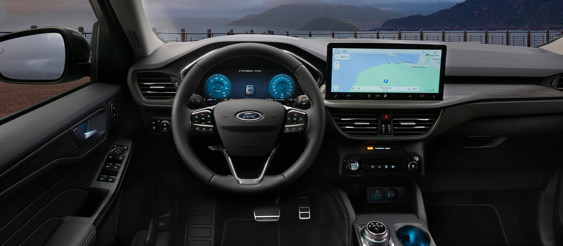 Interieur van een Ford zelfopladende hybride auto en het navigatiescherm in het voertuig.
