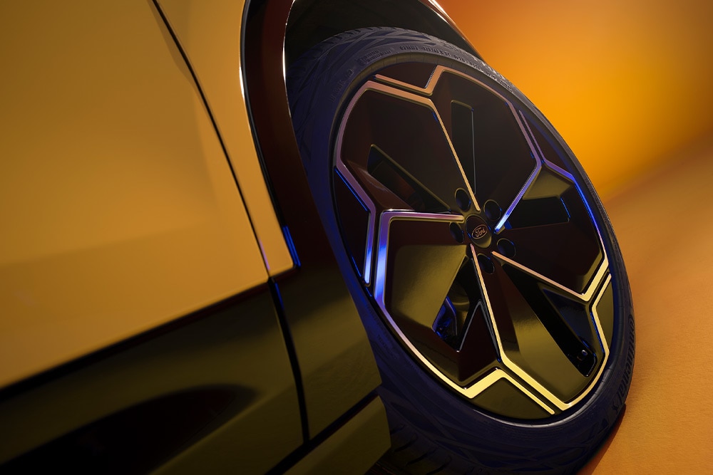 Een close-up van een band van een Ford Capri EV.