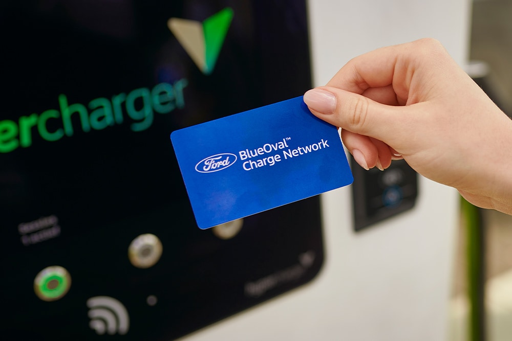 Een BlueOval™ Charge Network-kaart (RFID) die wordt gebruikt bij een openbare EV-laadpaal voor gemakkelijke betaling.