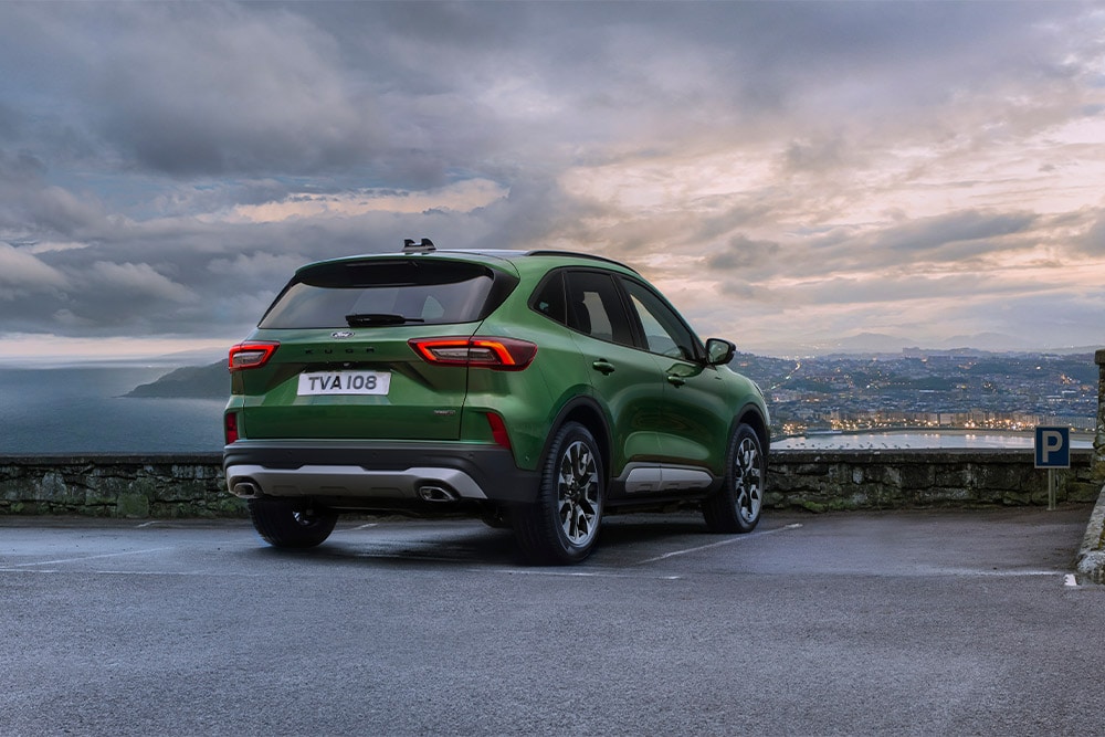 Achteraanzicht van een groene Ford Kuga zelfopladende hybride auto.