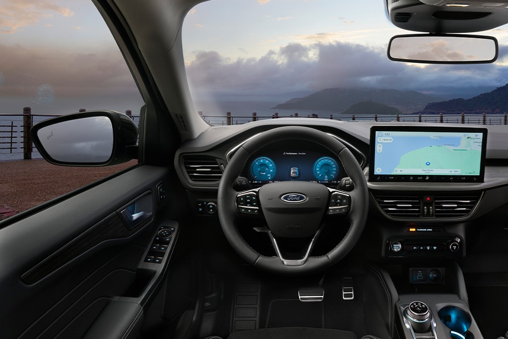 Interieur van een Ford zelfopladende hybride auto en het navigatiescherm in het voertuig.
