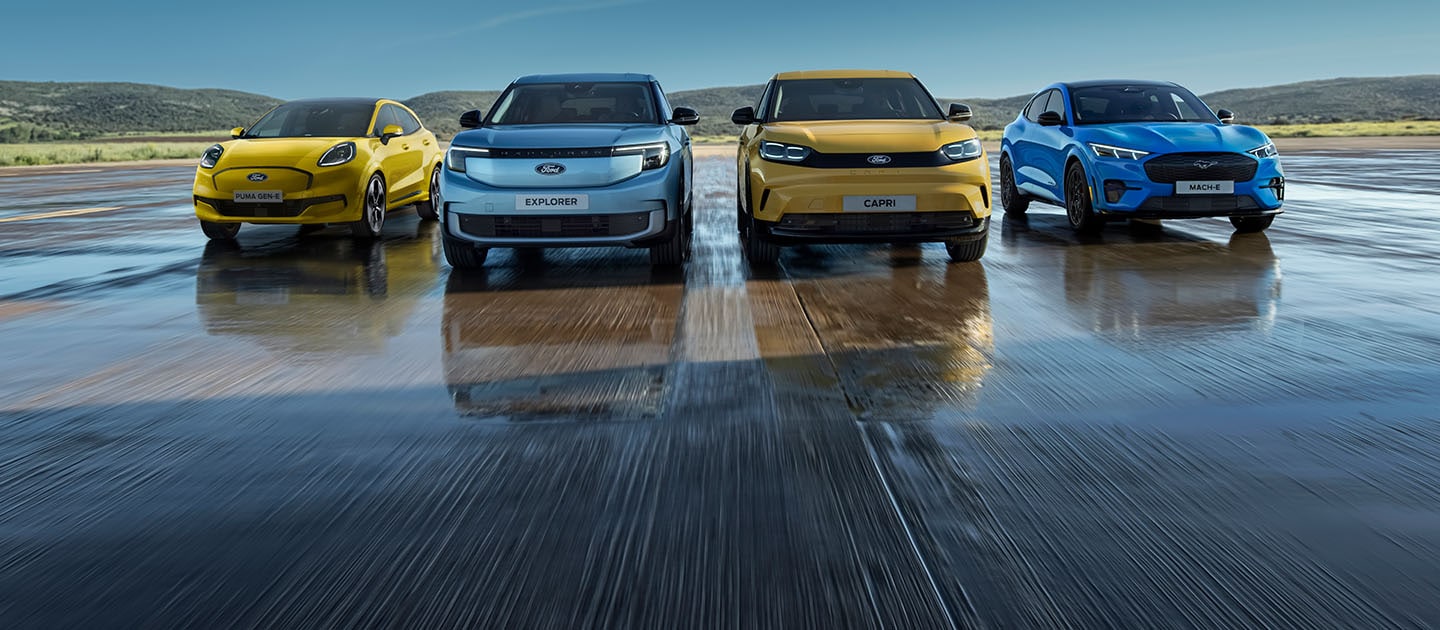 Een line-up van het gamma Ford elektrische auto's, waaronder de Ford Puma Gen-E, Ford Explorer, Ford Capri en Ford Mustang Mach-E.