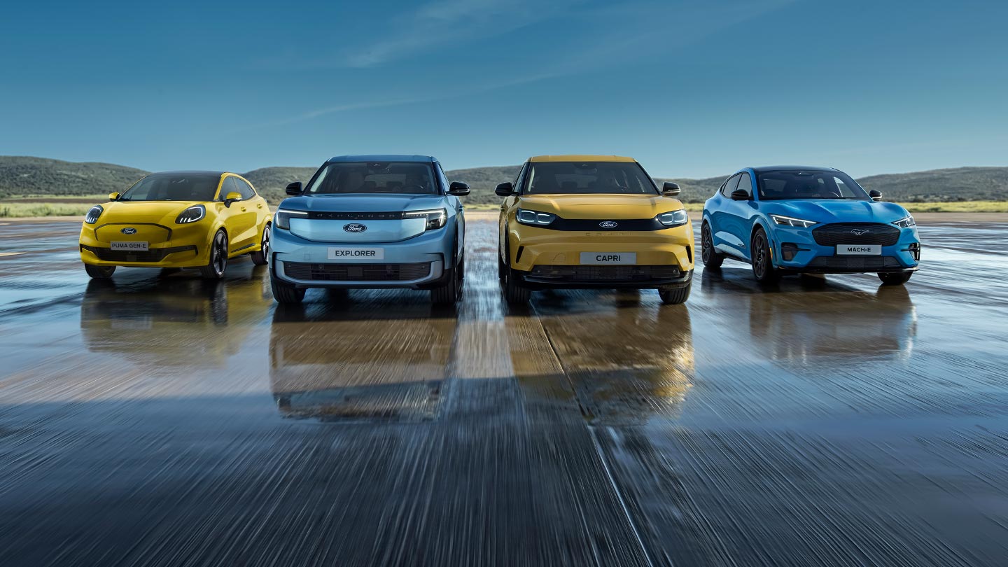 Opstelling van Ford EV's, waaronder de Ford Puma Gen-E, Ford Explorer, Ford Capri en Ford Mustang Mach-E.