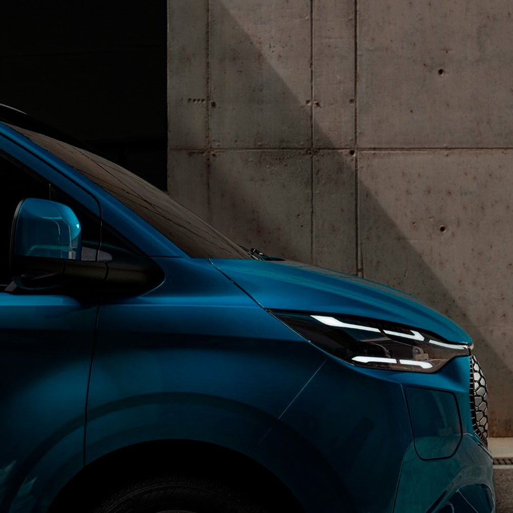 Een close-up van een blauwe elektrische Ford bestelwagen.