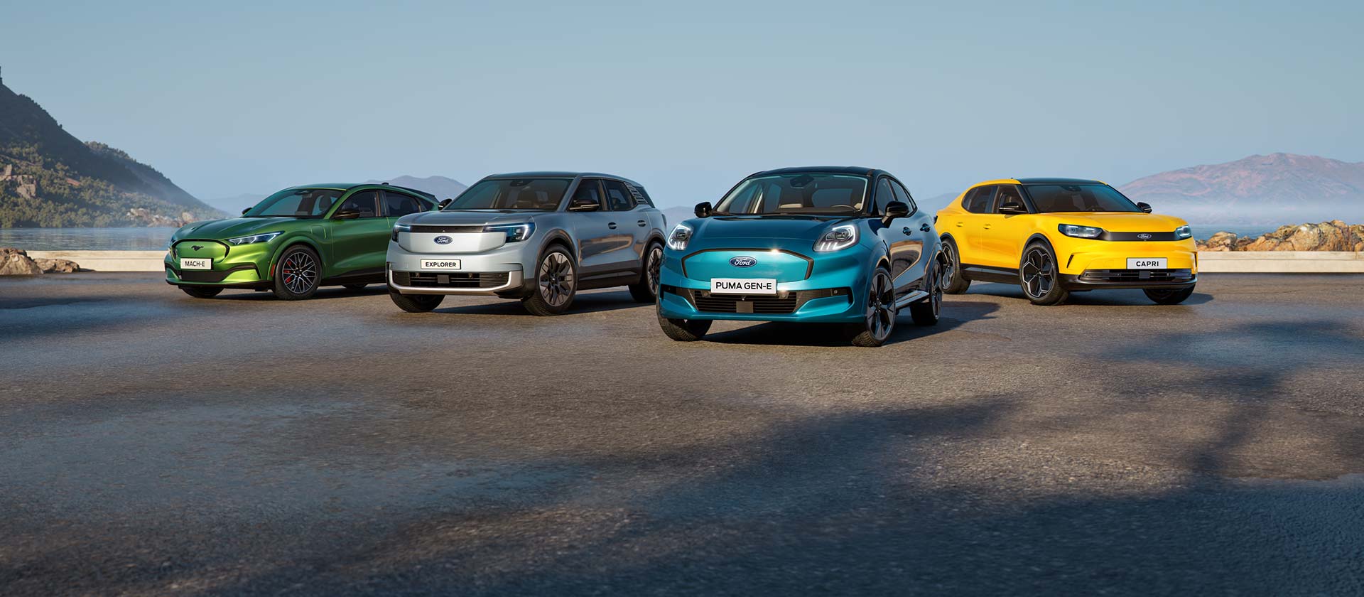 Verschillende elektrische auto's van Ford in een ruig kustlandschap.