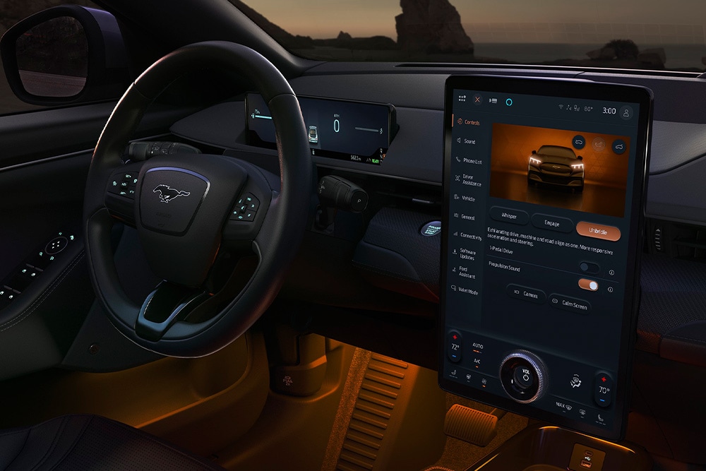 Interieur van een elektrisch voertuig van Ford met het dashboard en het stuur.