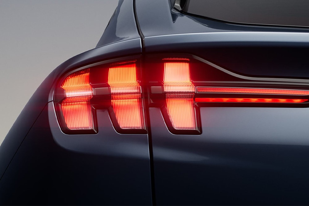 Achteraanzicht van een zwart elektrisch voertuig van Ford. 