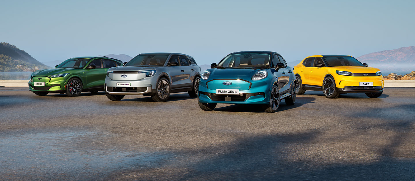 Verschillende elektrische auto's van Ford in een ruig kustlandschap.