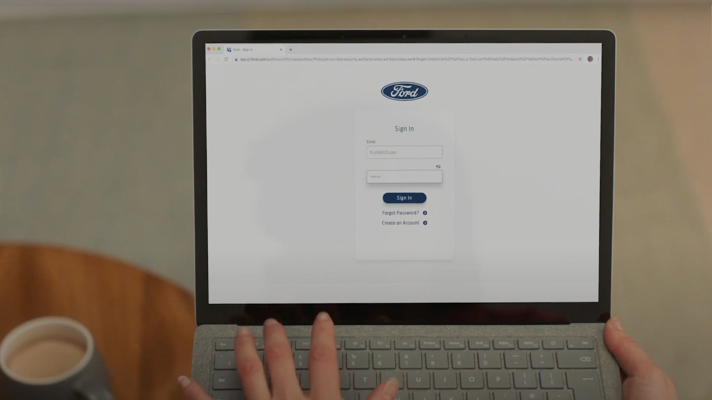 Computerscherm toont aanmeldformulier voor Ford Account