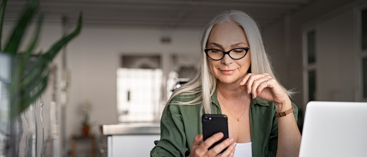 Vrouw kijkt naar smartphone