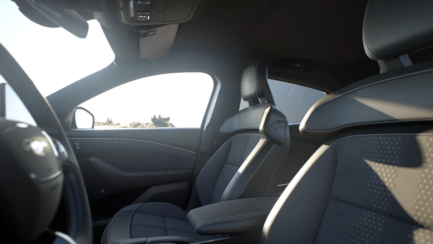 Het interieur van de Ford Mustang Mach-E met de twee Ford Performance-voorstoelen.
