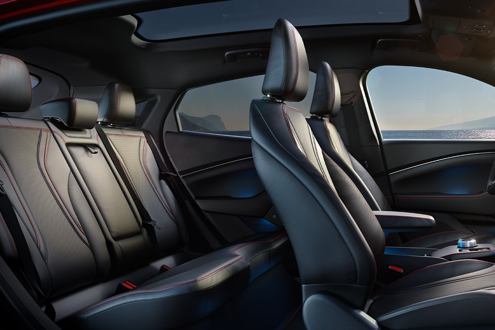 Zijaanzicht van Ford Mustang Mach-E interieur zetels