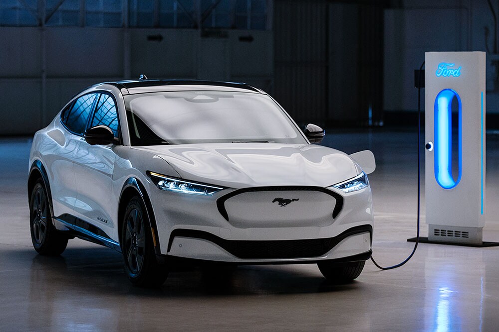Een Ford Mustang Mach-E wordt opgeladen