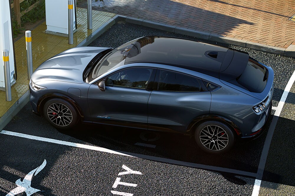 Een Ford Mustang Mach-E bij een IONITY-laadstation