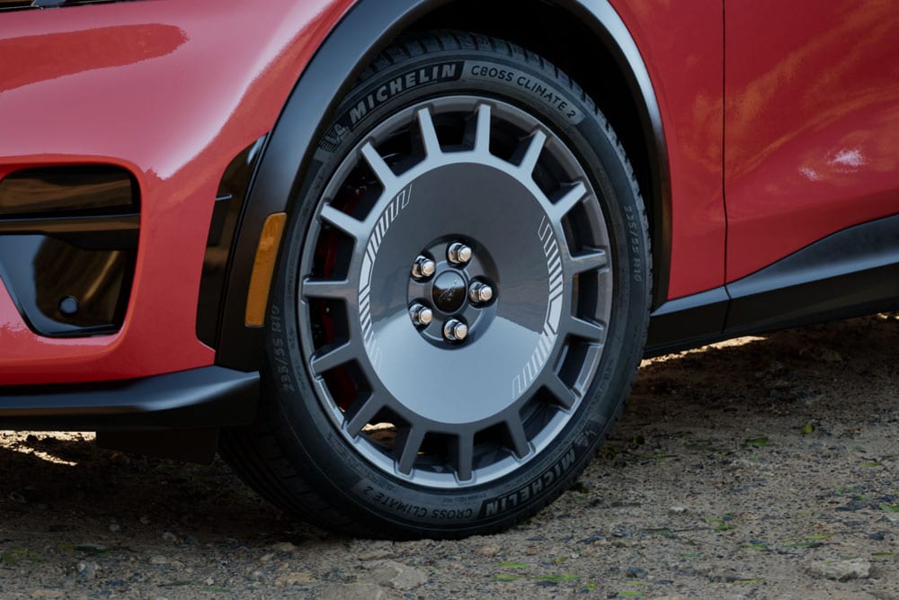 Close-up van de velg van een Mustang Mach-E GT Rally in Race Red.