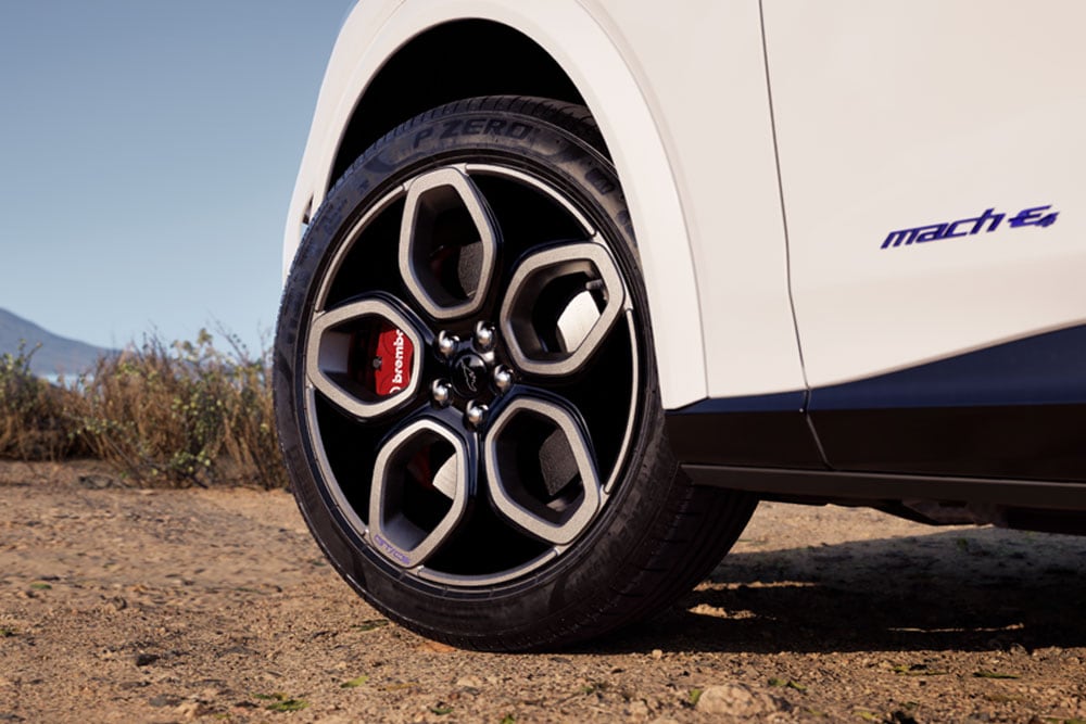 Close-up van de velg van een Mustang Mach-E GT California Special in Star White.