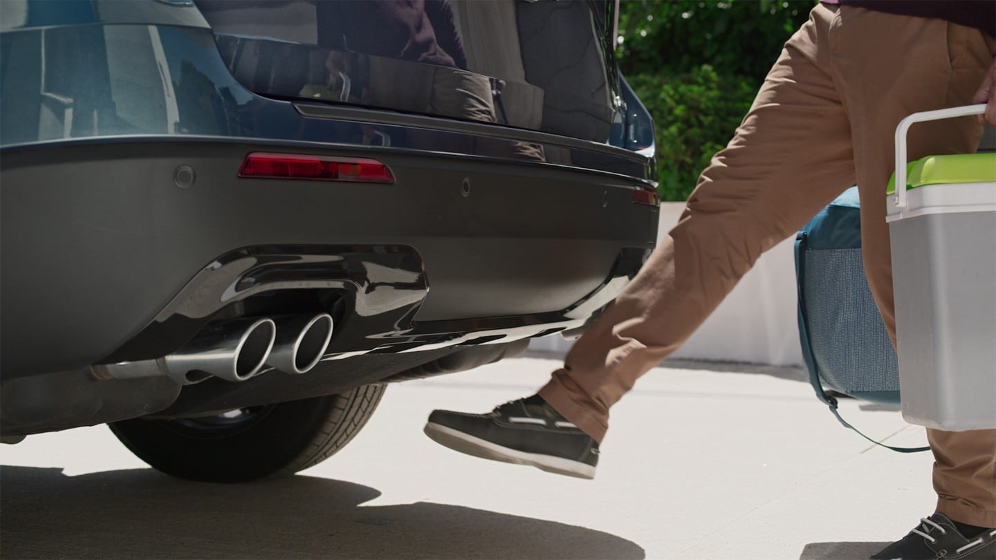 Ford Explorer close crop on back of the car and leg opening load hands free