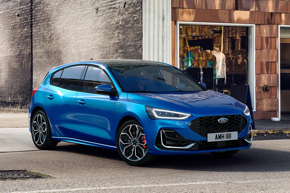 Een blauwe Ford Focus geparkeerd in een stadsstraat.