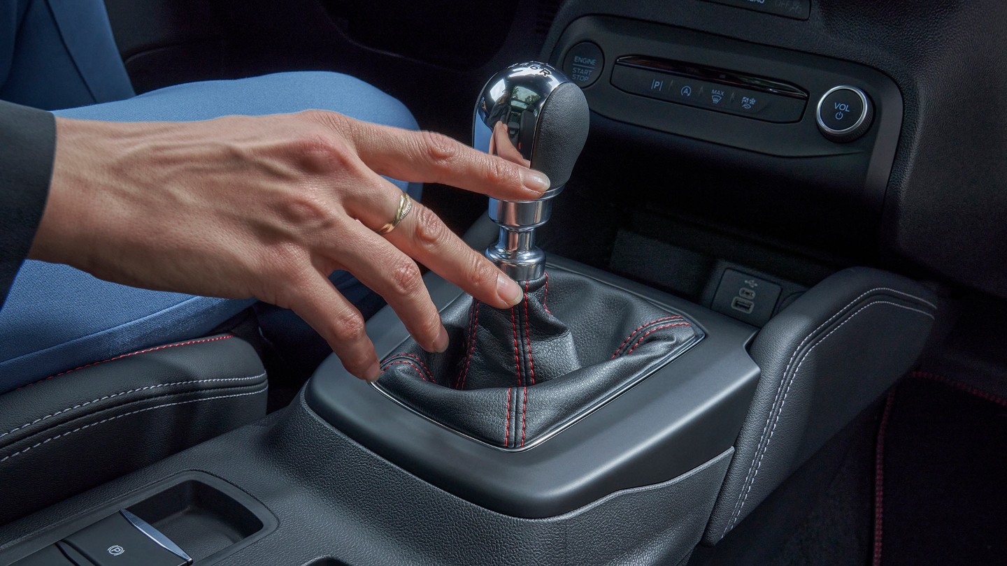 Sports-styled gearshift knob