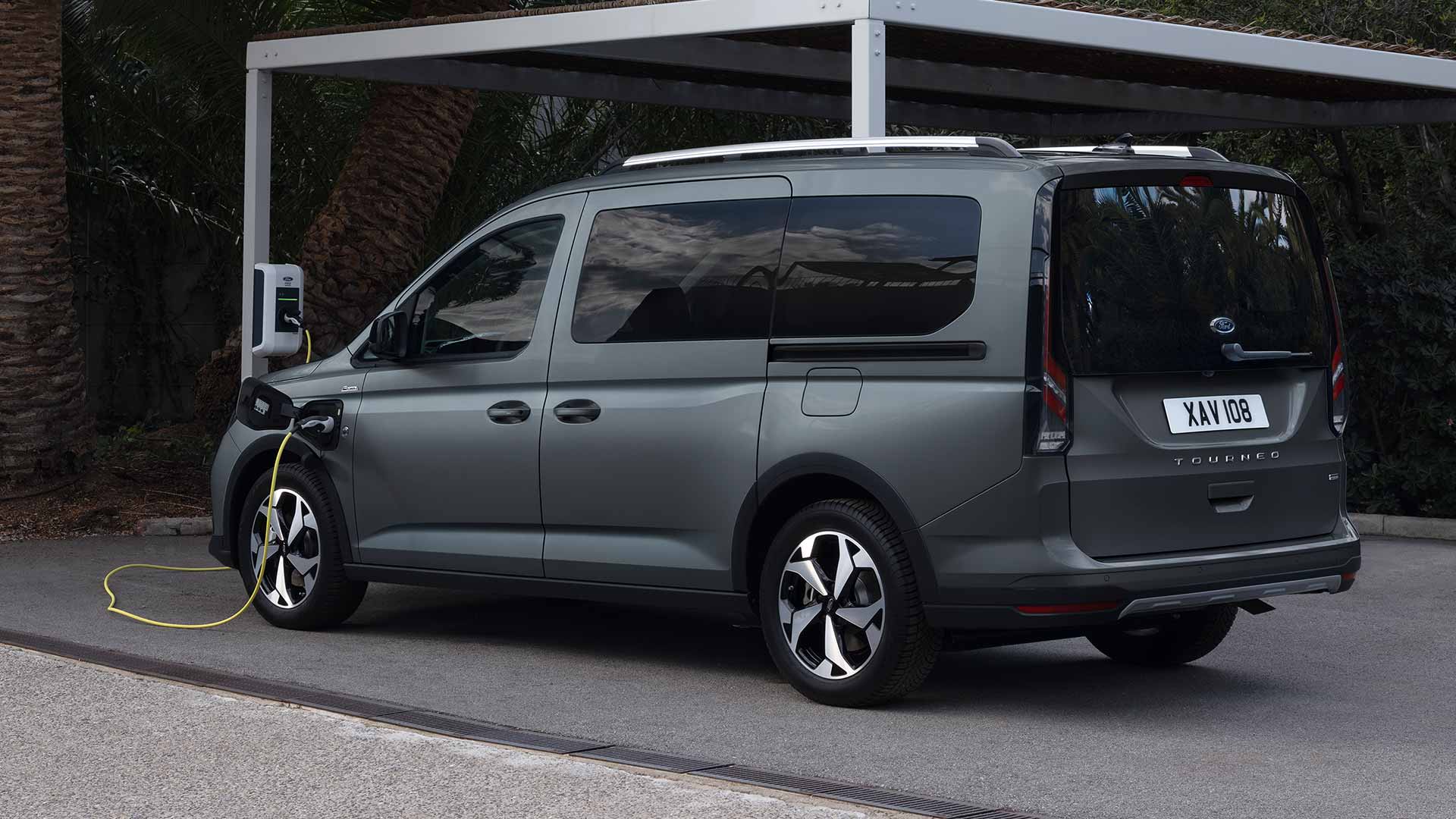 Achteraanzicht van de Ford Tourneo Connect PHEV.