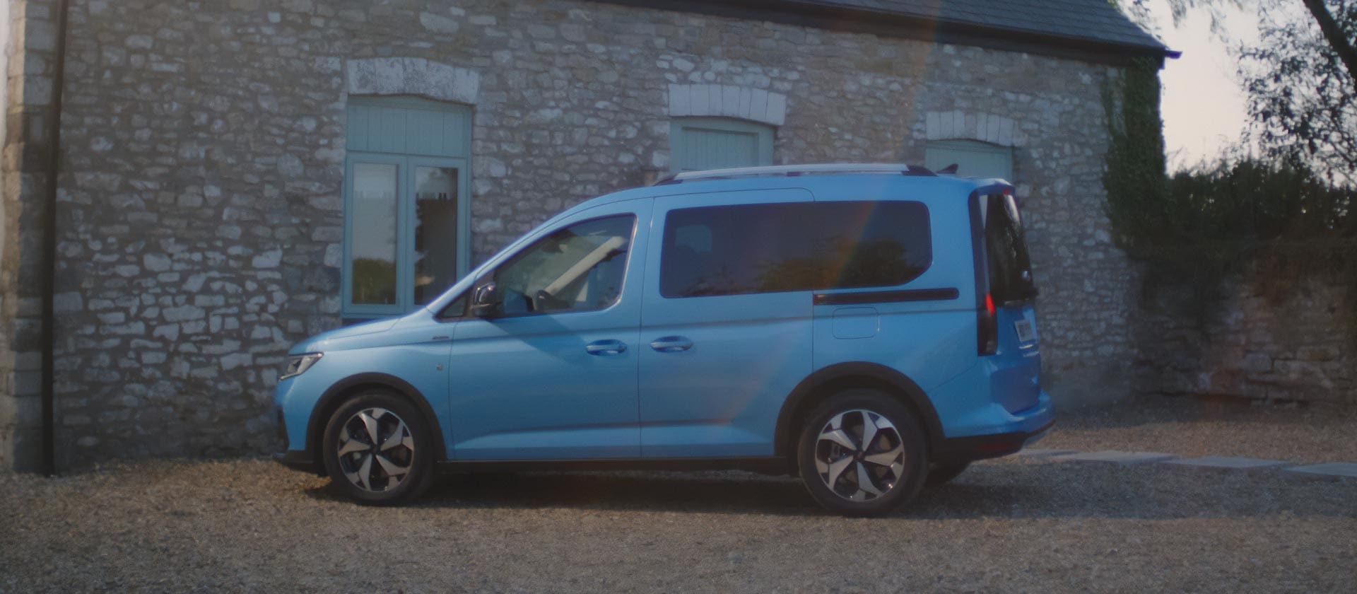 Zijaanzicht van de Ford Tourneo Connect.