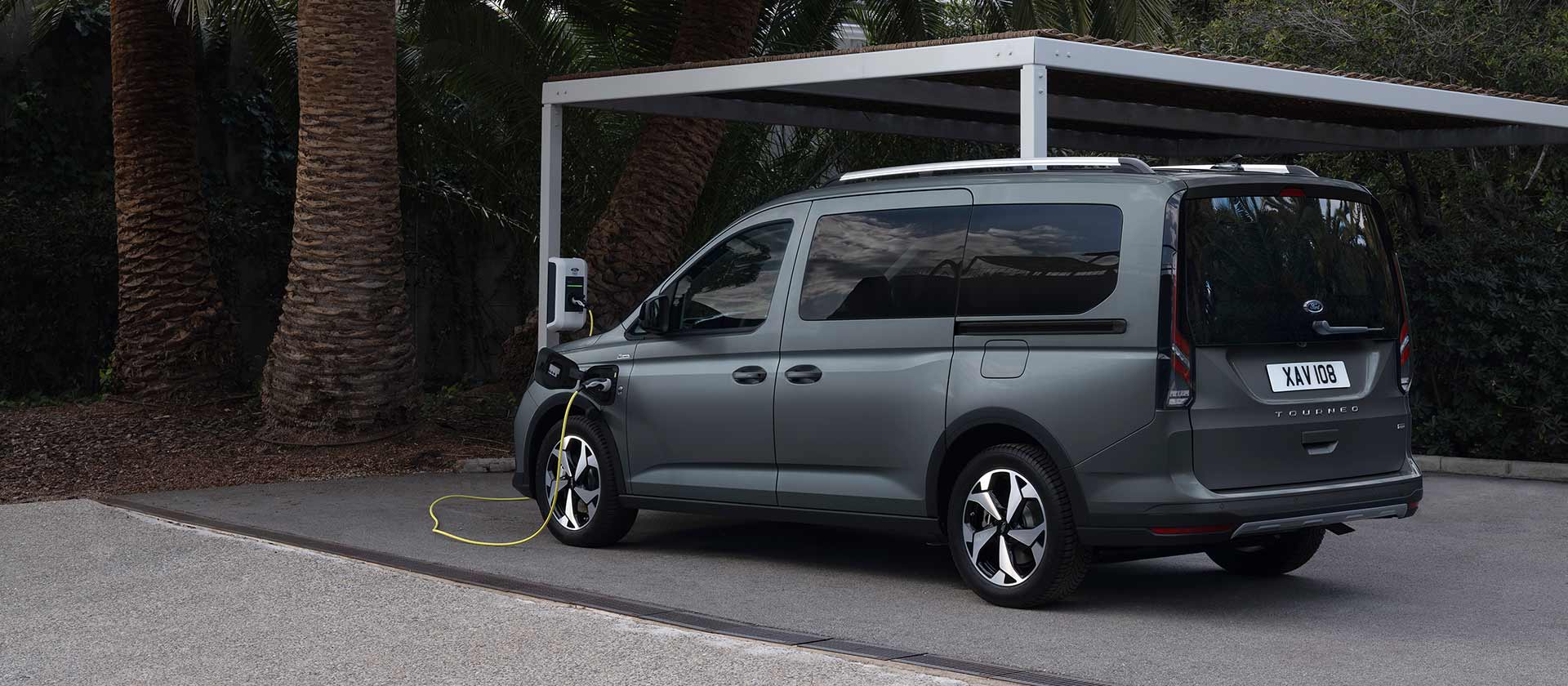 Driekwart achteraanzicht van de Ford Tourneo Connect