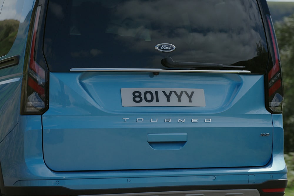 Achteraanzicht van de Ford Tourneo Connect.