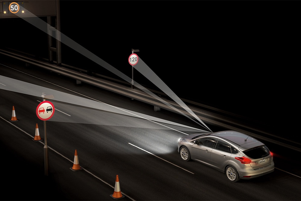 Ford Tourneo Connect met verkeersbordherkenning in actie.