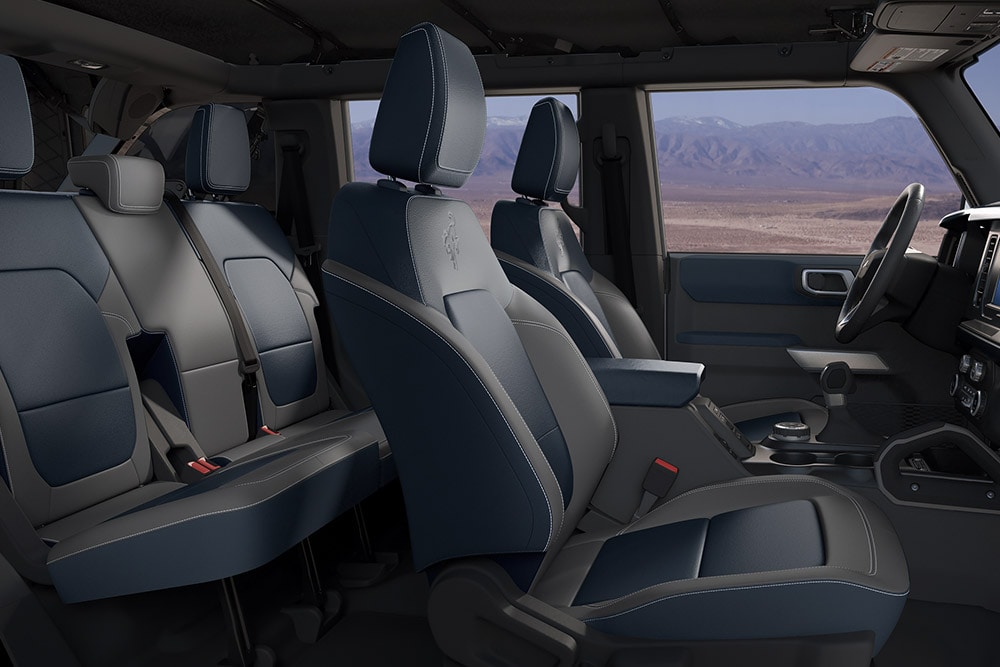 Aanzicht van de verwarmbare zetels met lederbekleding in het interieur van de  Ford Bronco.