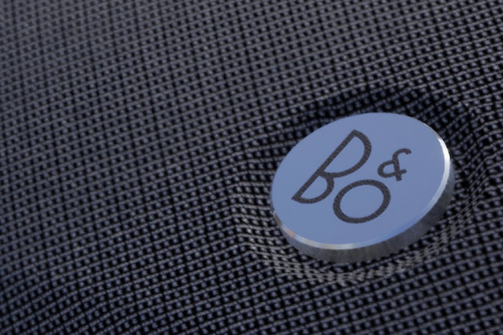Een close-up van een Bang & Olufsen merkdetail in het Ford Bronco interieur.