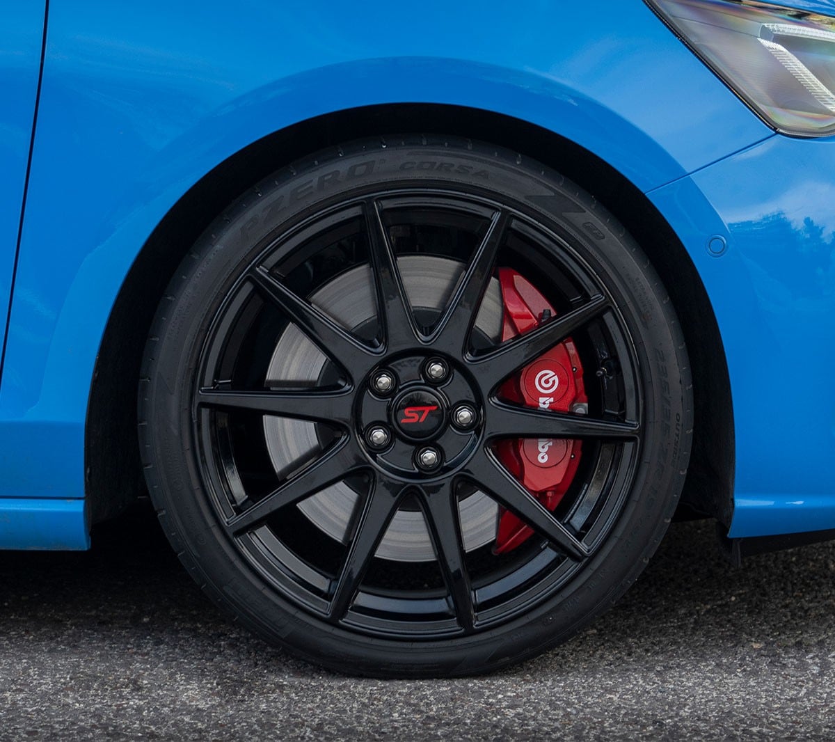 Oversized Brembo-remmen met Pirelli P-Zero Corsa-banden