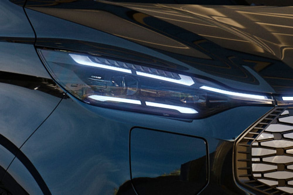 Close-up van de verlichte ledkoplampassemblage van de Ford Tourneo Custom.