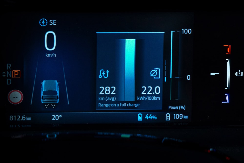 Het digitale instrumentenpaneel van de Ford Tourneo Custom geeft informatie weer, waaronder snelheid, vermogen en bereik.