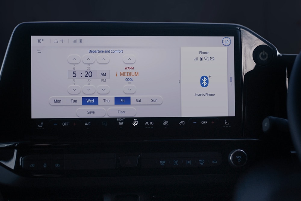 Het dashboardscherm van de E-Tourneo Custom toont de vertrek- en comfortinstellingen, inclusief geplande voorconditionering.