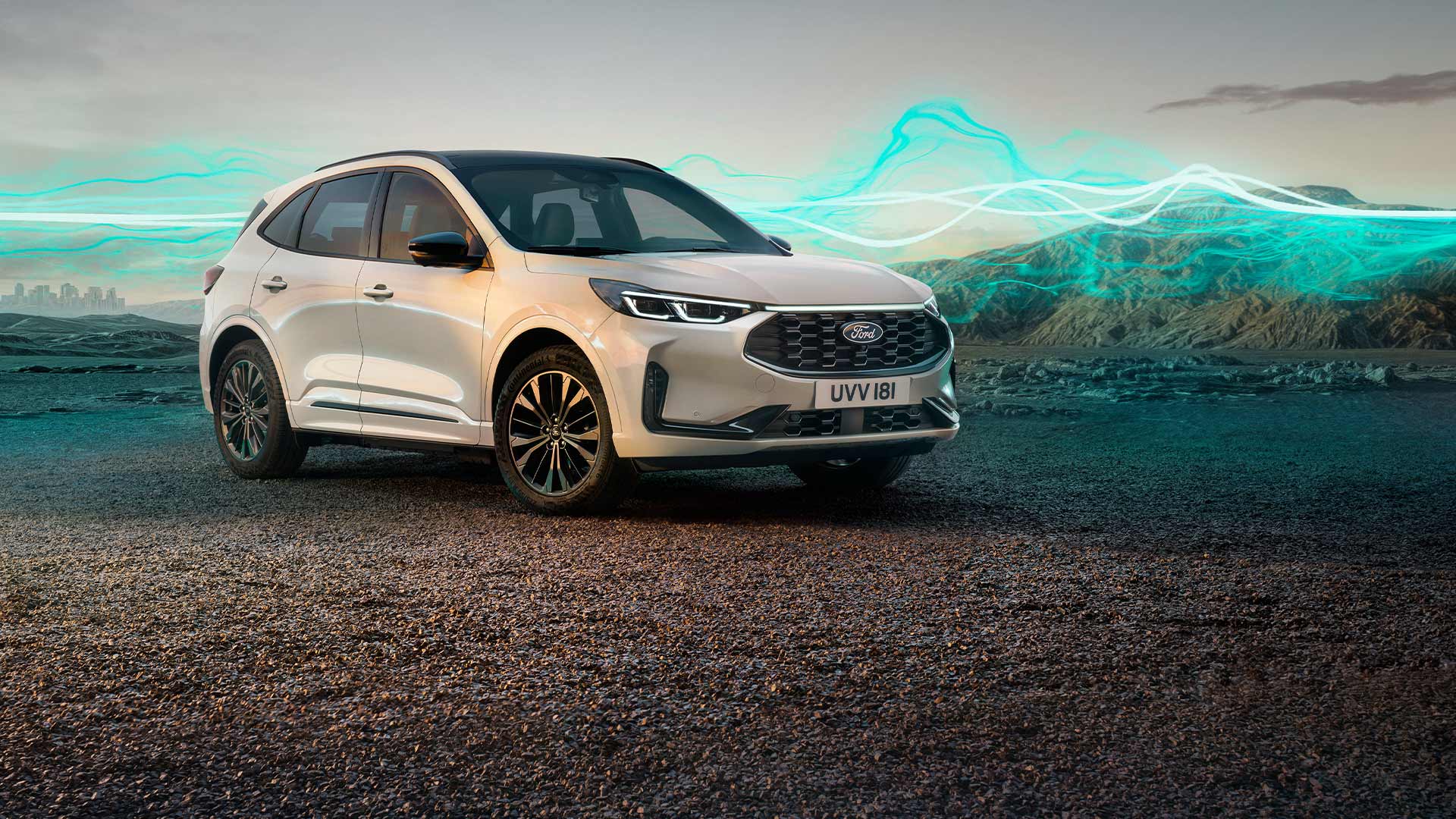 De Ford Kuga Sound Edition-model in het wit, geparkeerd, met groene geluidsgolfafbeeldingen op de achtergrond.