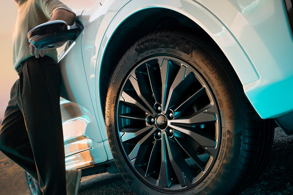 Een close-up van de grijze 19" lichtmetalen velg van de Ford Kuga Sound Edition.